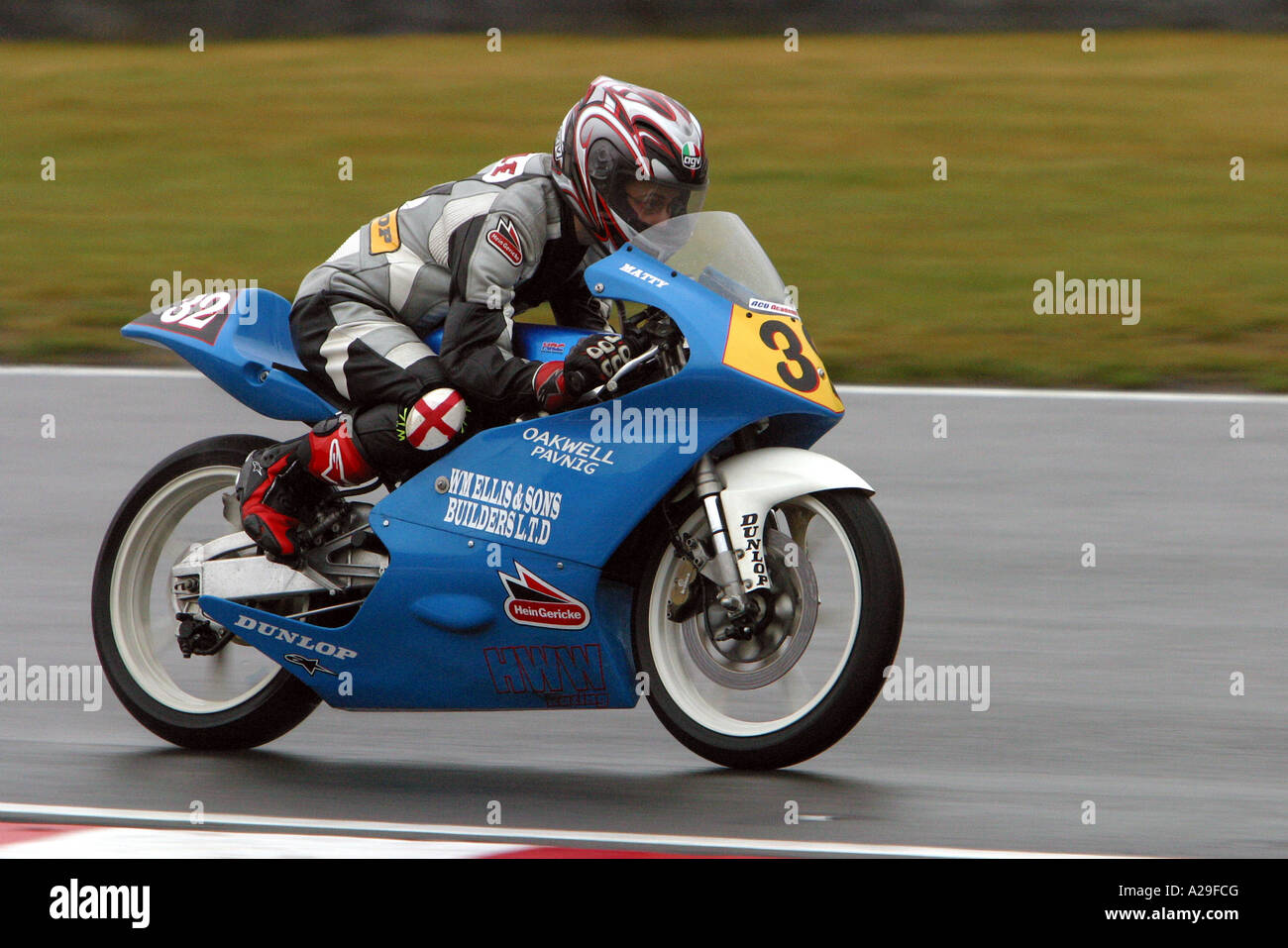 125ccm Motorrad-Rennfahrer mit Geschwindigkeit in der britischen  Meisterschaft Stockfotografie - Alamy