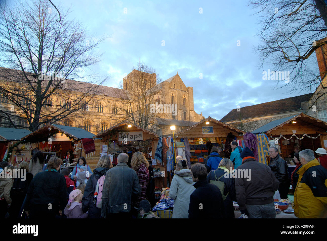 Weihnachtsmarkt in der Winchester Cathedral am frühen Abend Stockfoto