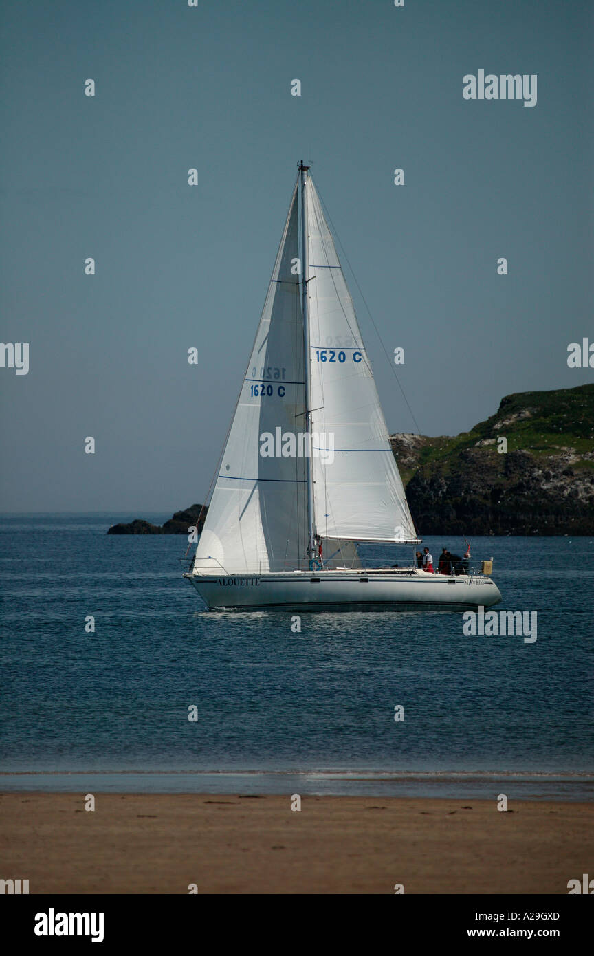 Motoryacht mit weißen Segeln, Segeln in Forth-Mündung, Nordsee, Ostküste, Schottland Stockfoto