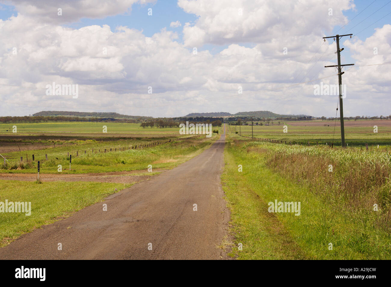 Straße durch ländliche Landschaft Darling Downs-Queensland-Australien Stockfoto