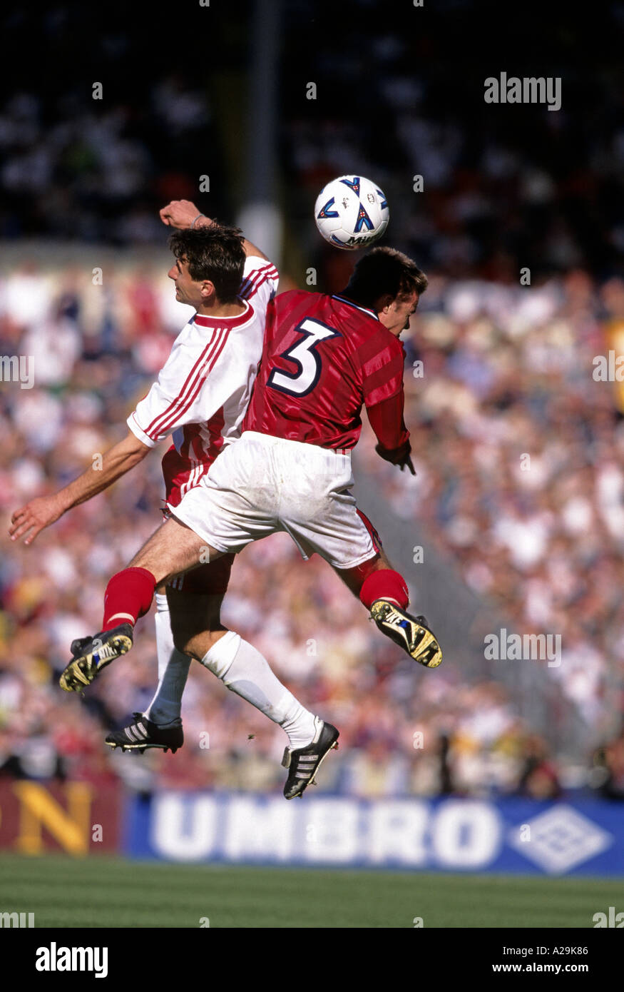 Graeme Le Saux und Piotr Swierczewski springen, um den Ball während der freundliche internationale zwischen England und Polen im Jahr 1999 den Kopf Stockfoto