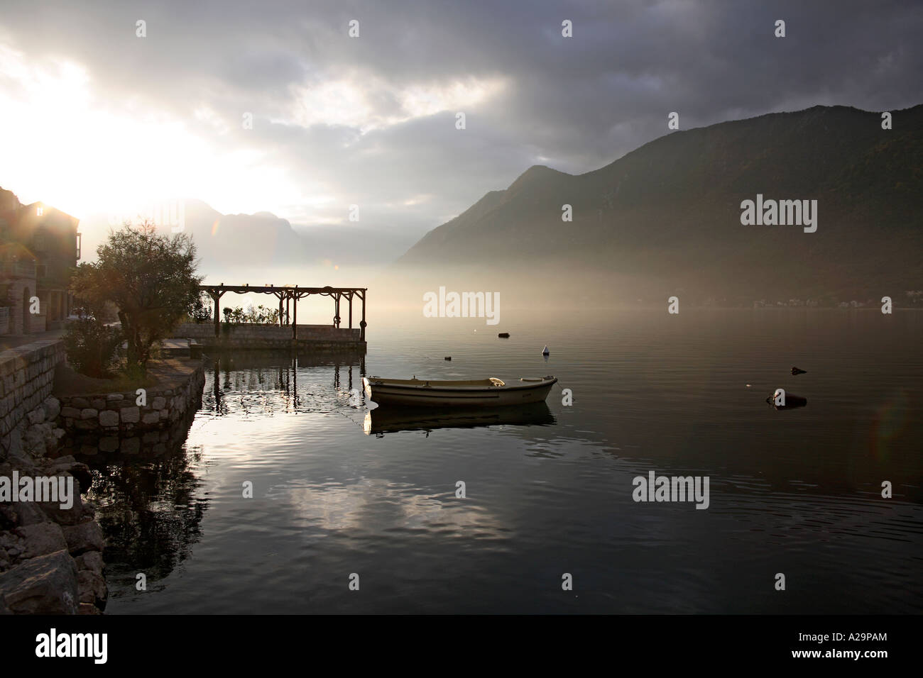 Sunrise durch Nebel. Perast, Montenegro, Europa Stockfoto