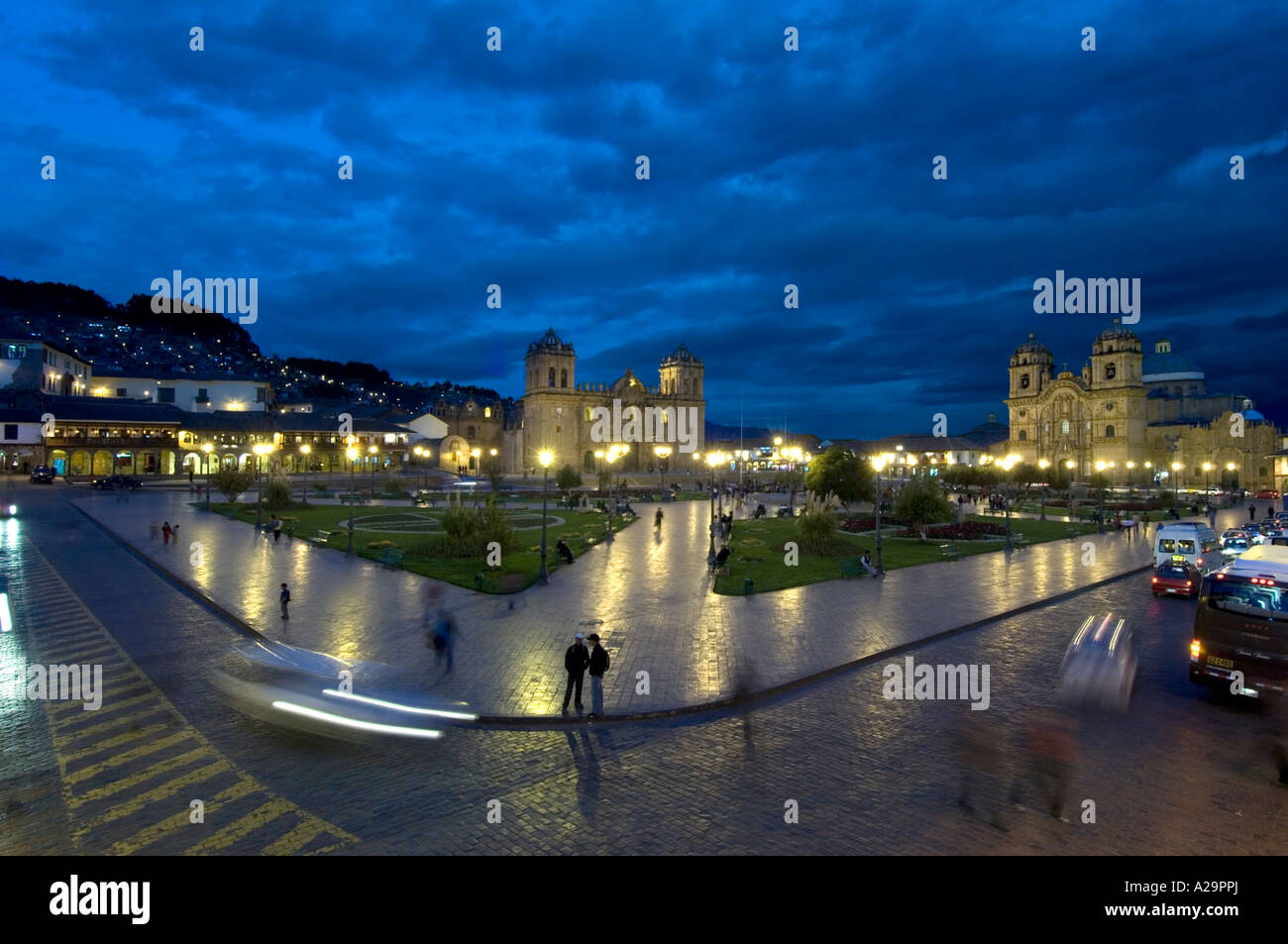 Die Kathedrale (Mitte) und der kleineren Kirche von La Compania de Jesus in der Plaza de Armas (Hauptplatz) von Cusco in der Abenddämmerung. Stockfoto