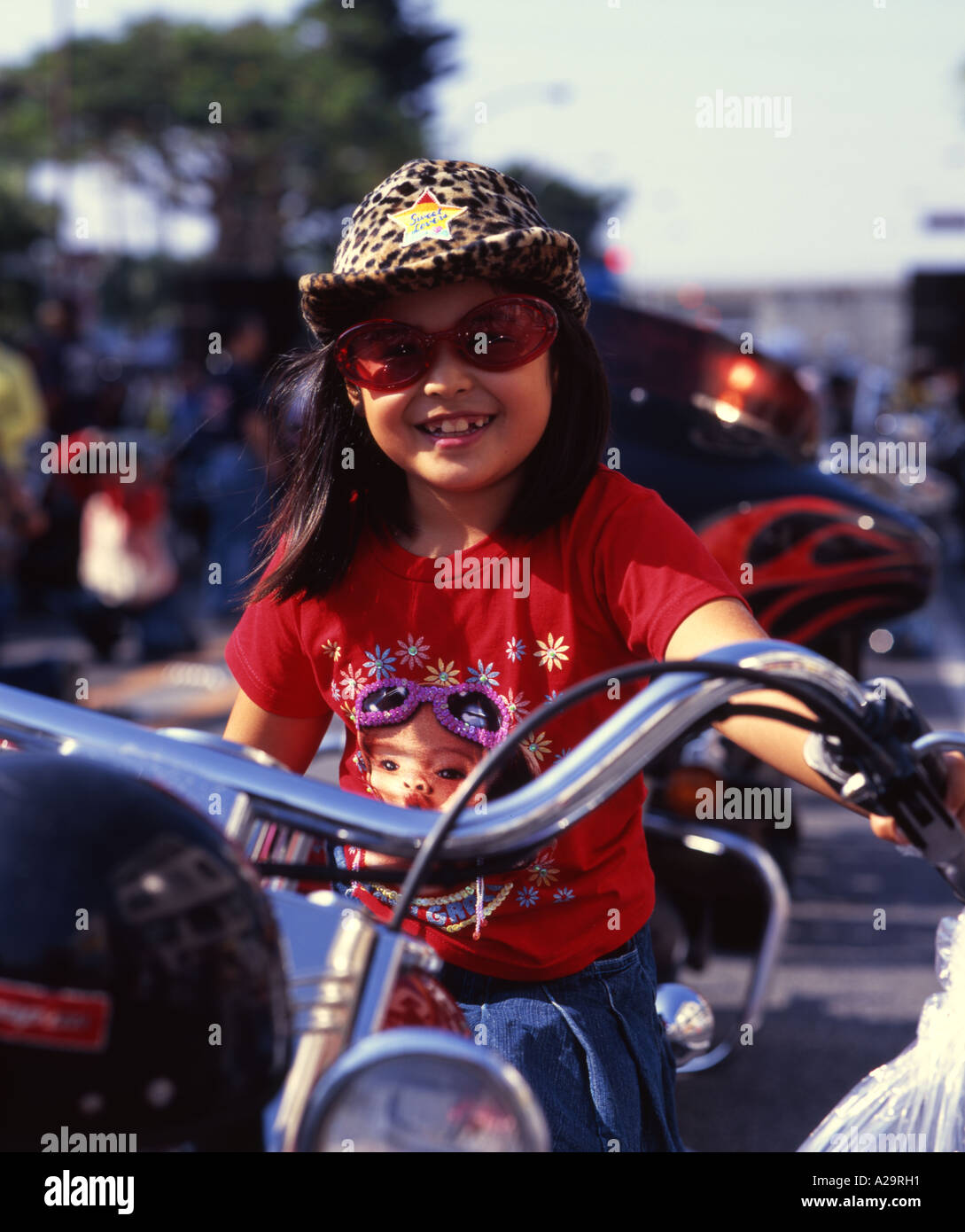 Japanische Mädchen auf Harley Davidson Motorrad auf Okinawa City Gate 2 Festival Stockfoto