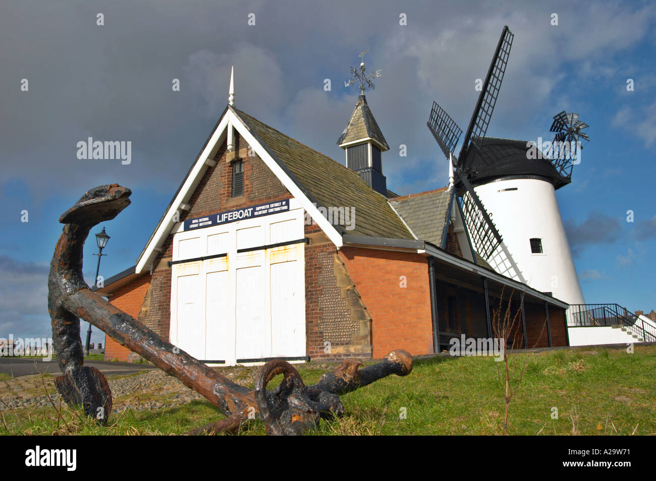 Windmühle und Rettungsboot-Station an der Strandpromenade. Lytham, Lancashire, Vereinigtes Königreich. Stockfoto