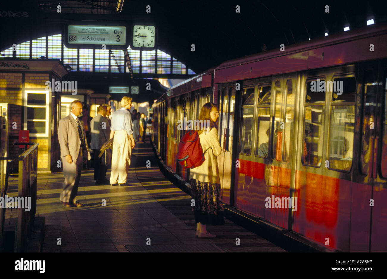 Deutschland Berlin Passagiere bereit, an Bord eines S-Bahn Zug an der alten Lehrter Stadtbahnhof Stockfoto