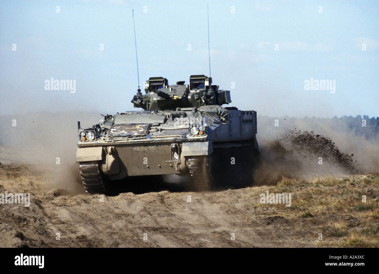 Britische Armee Krieger gepanzerten Kampffahrzeug wirft Schmutz während ein Angriffsszenario während des Trainings in Drawsko Pomorski Polen Stockfoto