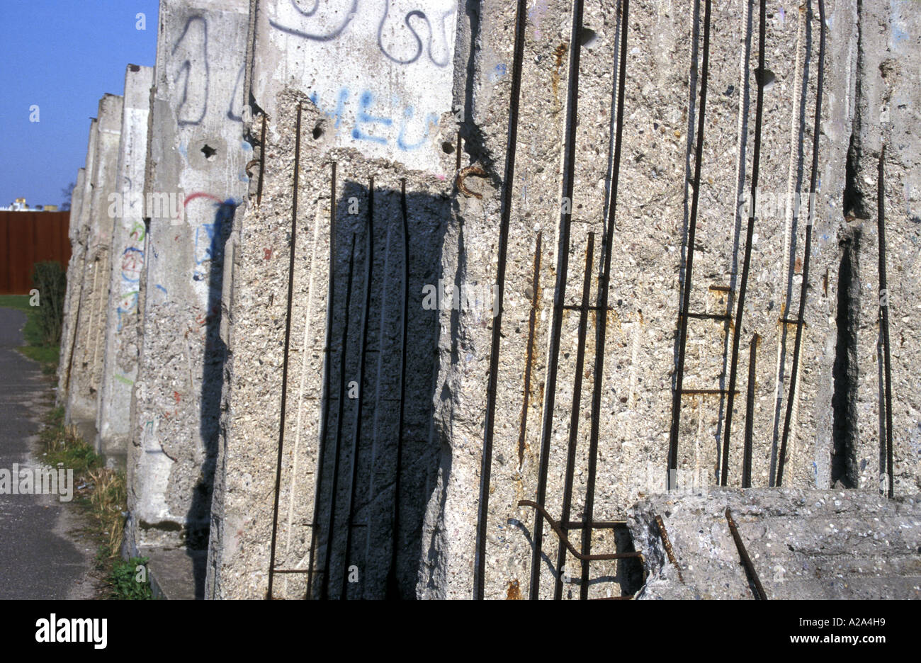 Deutschland Berlin alte Abschnitte der Berliner Mauer hatten ihre Oberflächen entfernt durch Souvenirjäger gesäumt Stockfoto