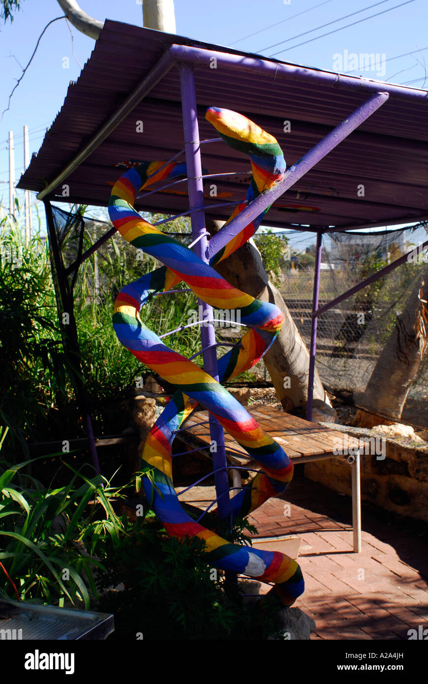 Gartenornament in Form der Regenbogenschlange Stockfoto