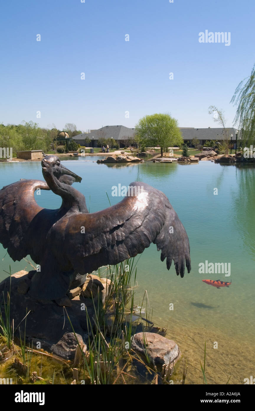 König Pelican, eine Skulptur von Sandy Scott auf dem Display im Coles Garden in Oklahoma City, Oklahoma. Stockfoto