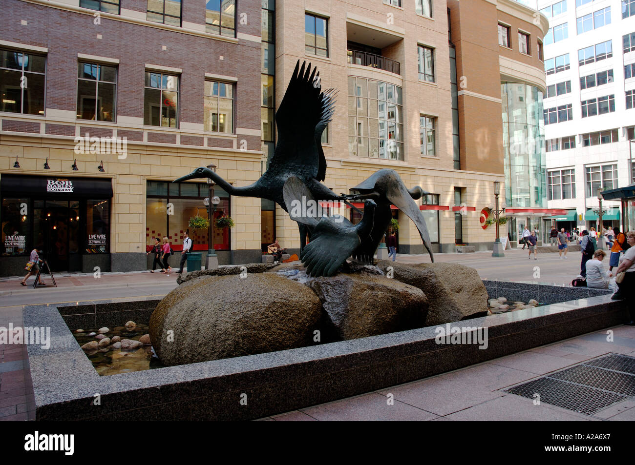 Vogel-Skulptur in der Mitte der Innenstadt Einkaufsviertel von minneapolis Stockfoto