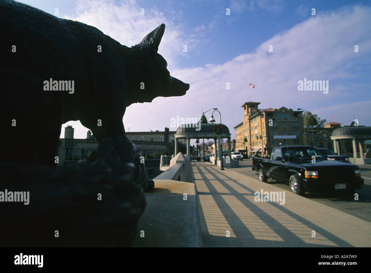 Fox-Skulpturen schmücken die Fox River Bridge in der Innenstadt von St. Charles, Illinois. Stockfoto