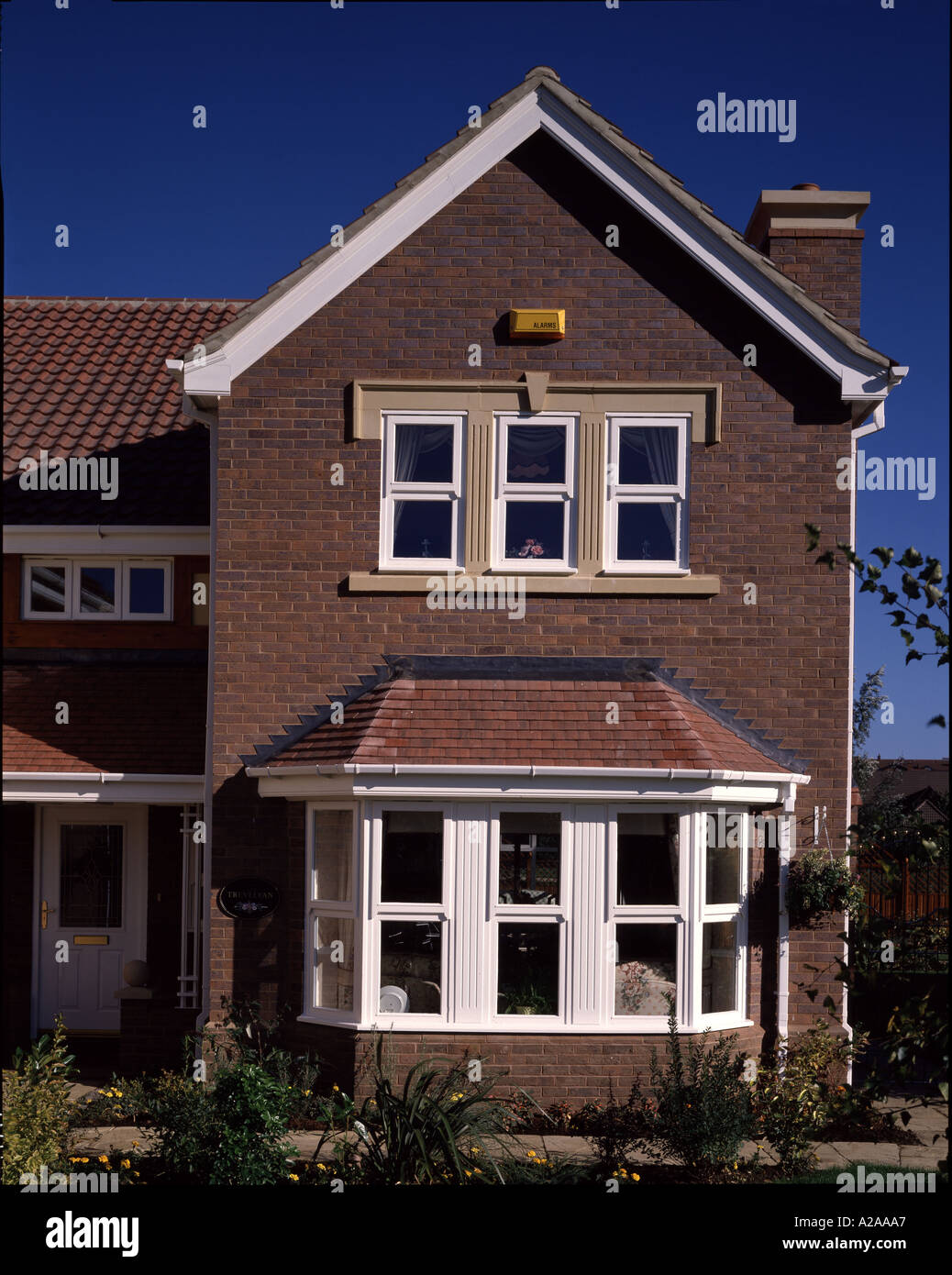 Vorderansicht des neue freistehende Backsteinhaus mit Satteldach Stockfoto