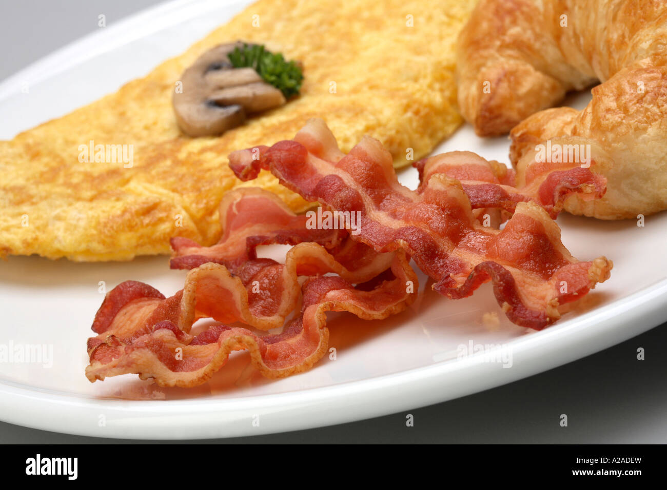 Speck-Omelett und Croissant-Frühstück Stockfotografie - Alamy