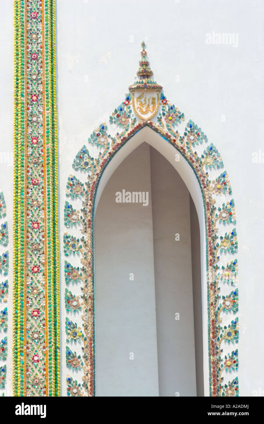 Eingang des Phra Viharn Yod oder Porzellan Viharn Stockfoto