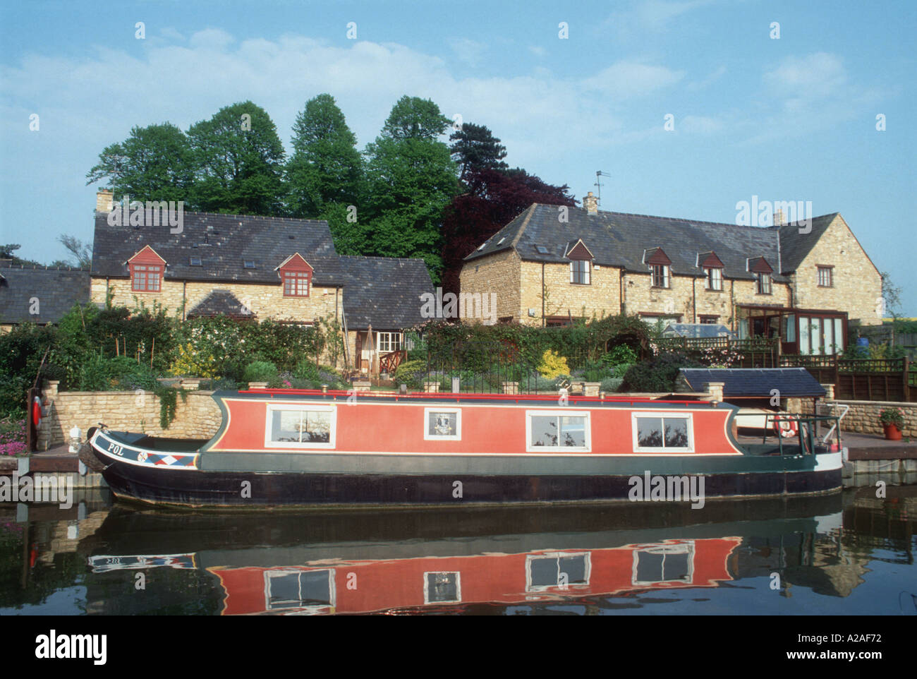 Kanal-Seite-Gehäuse mit Liegeplätzen am Oxford-Kanal am unteren Heyford-Oxfordshire-England-UK Stockfoto