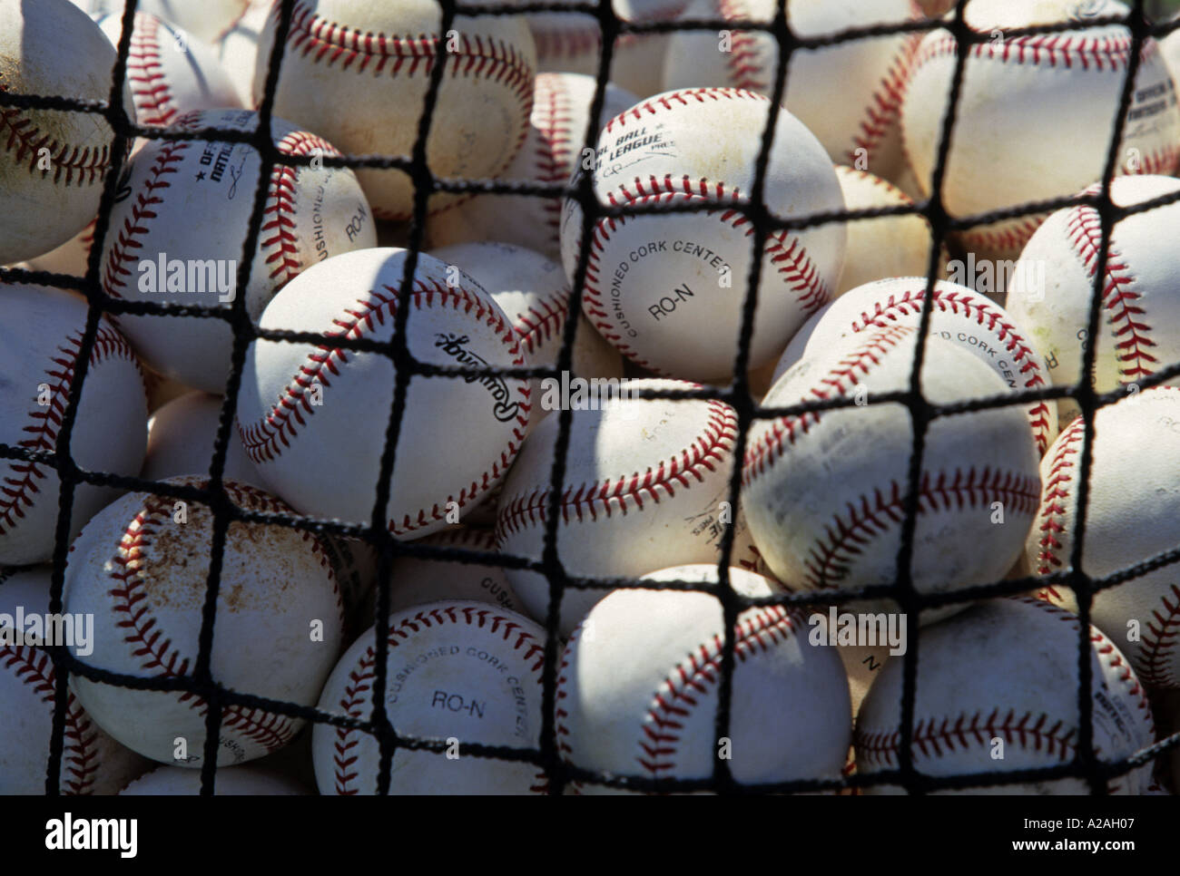 Nahaufnahme von einem Netz voller baseballs Stockfoto