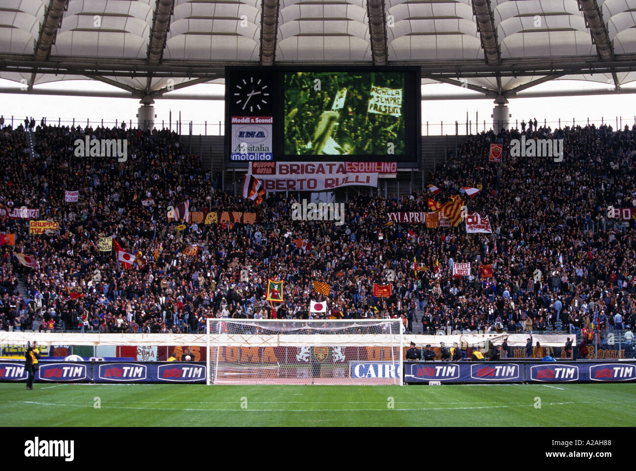 Blick auf den leeren Torraum und Fans auf den Tribünen hinten genommen von der Tonhöhe im Stadio Olympico in Rom Italien Stockfoto