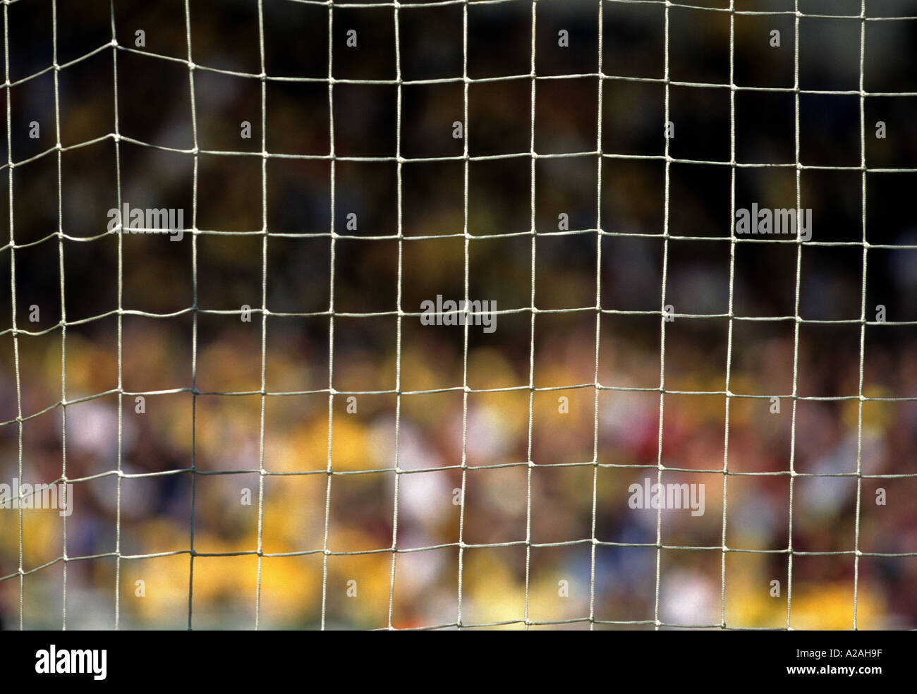 Nahaufnahme eines Fußballs net zeigt einen Hintergrund aus Fokus Zuschauer Stockfoto