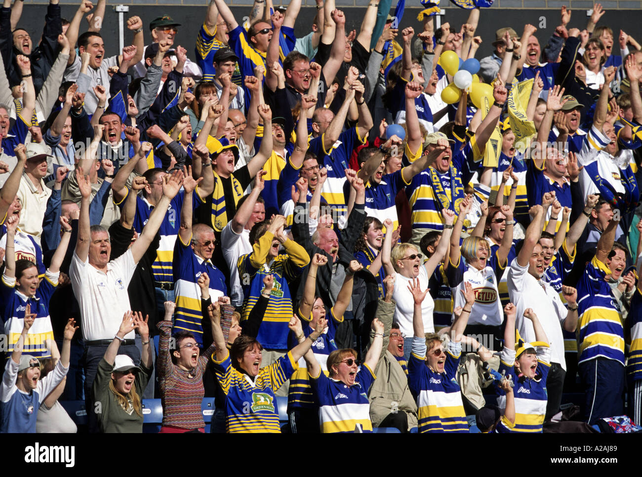 Anhänger der Warrington Wolves Rugby-Ligamannschaft feiern Stockfoto