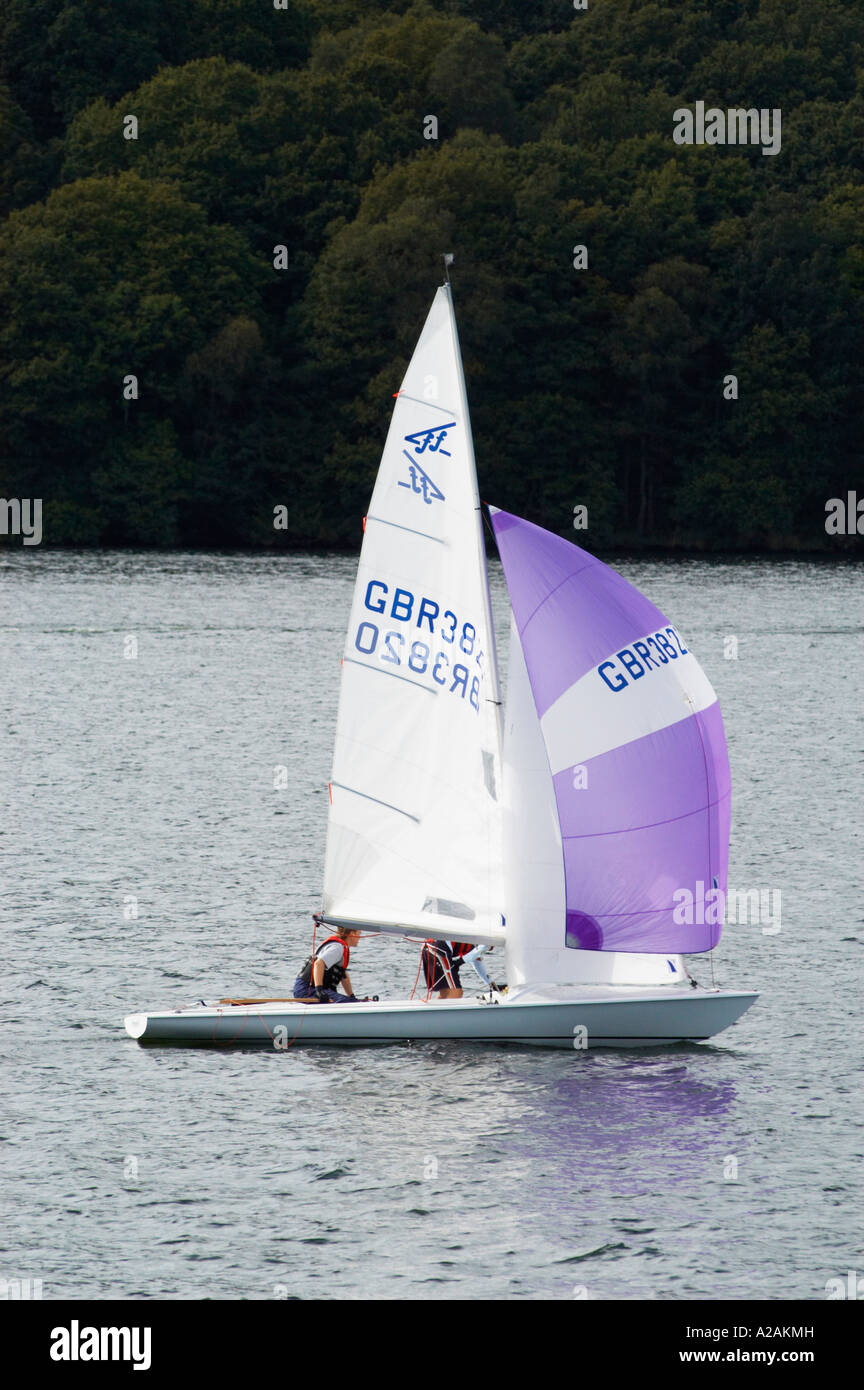 Fliegen fünfzehn Jolle Lake Windermere mit spinnaker Stockfoto