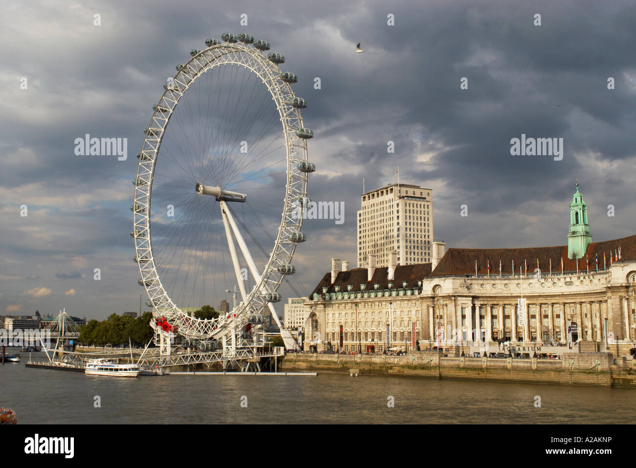 Das London Eye dramatische stürmischen Sonnentag Stockfoto