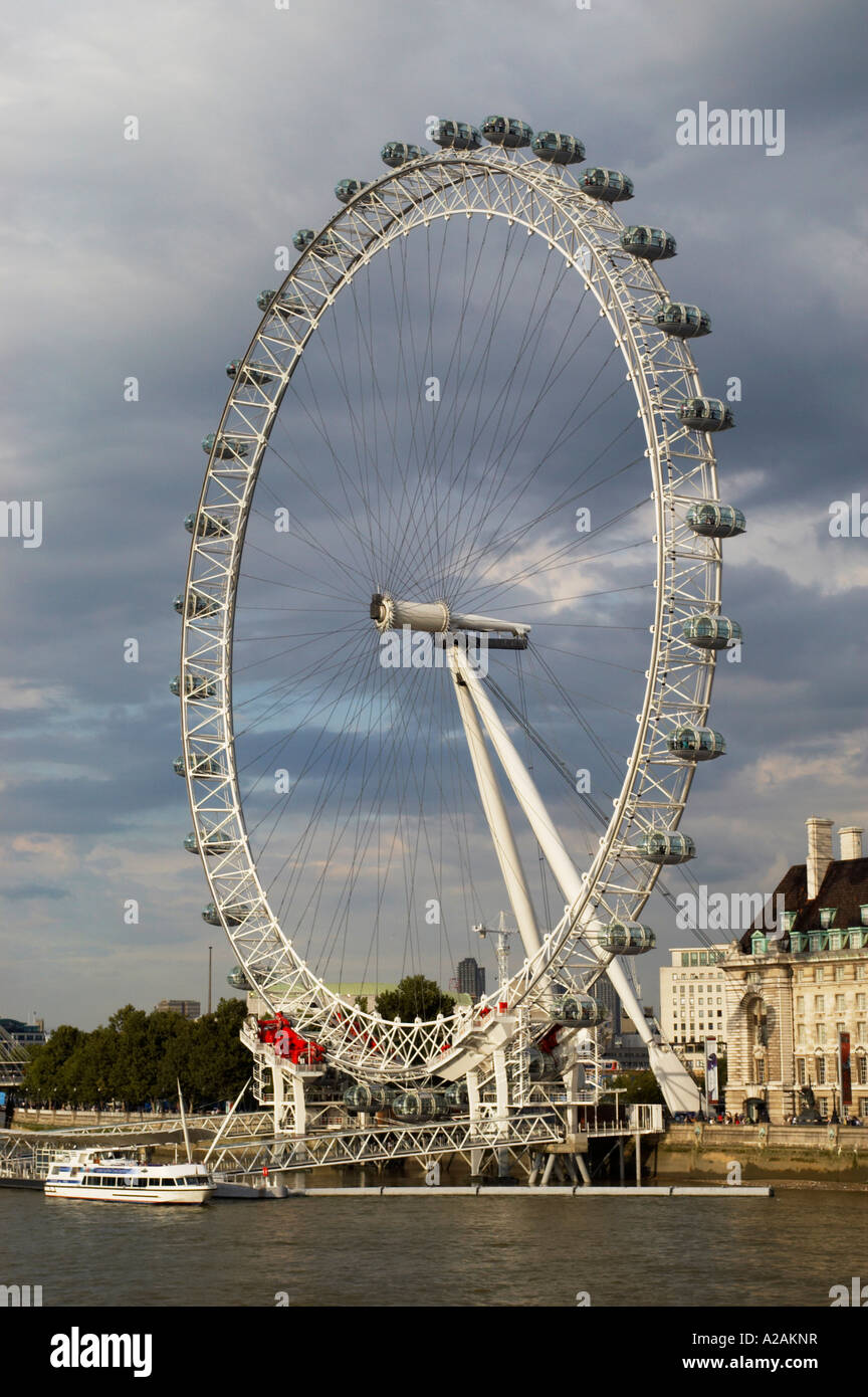 Das London Eye dramatische stürmischen Sonnentag Stockfoto