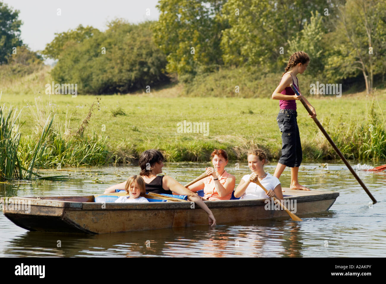 Bootfahren auf dem Fluss Great Ouse an einem lauen Sommertagen Nachmittag Stockfoto