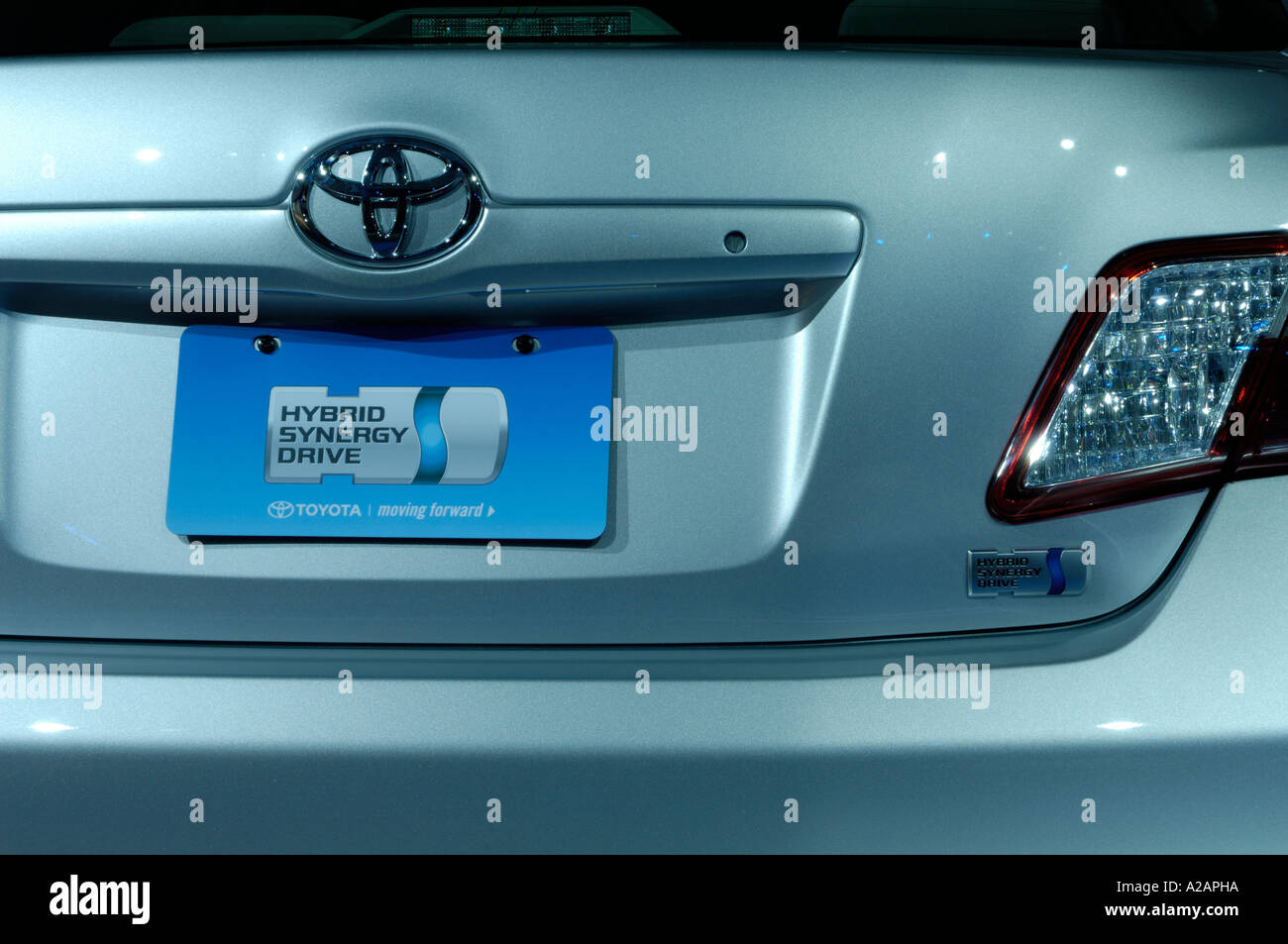 2007 Toyota Camry Hybrid hinten mit Hybrid Synergy Drive Kfz-Kennzeichen Stockfoto
