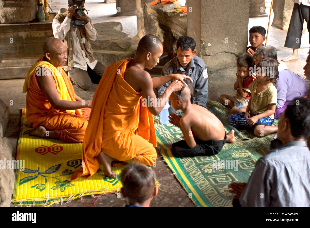 Buddhistische mönche, die kopf rasieren -Fotos und -Bildmaterial in hoher  Auflösung – Alamy
