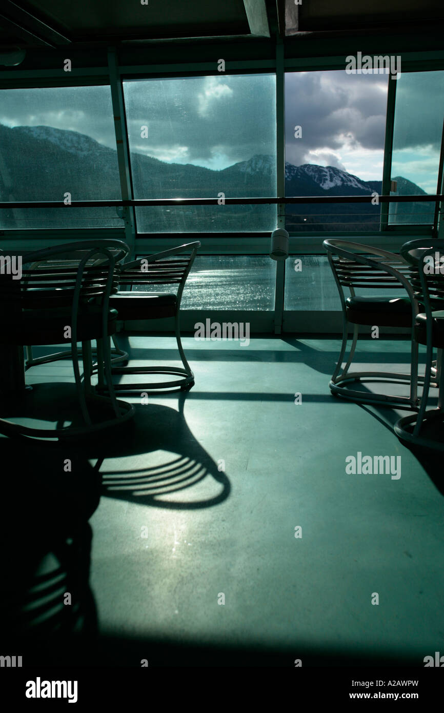 legere Sitzgelegenheiten auf innen Deck des Kreuzfahrtschiffes mit Alaskan Ansicht im Hintergrund Stockfoto