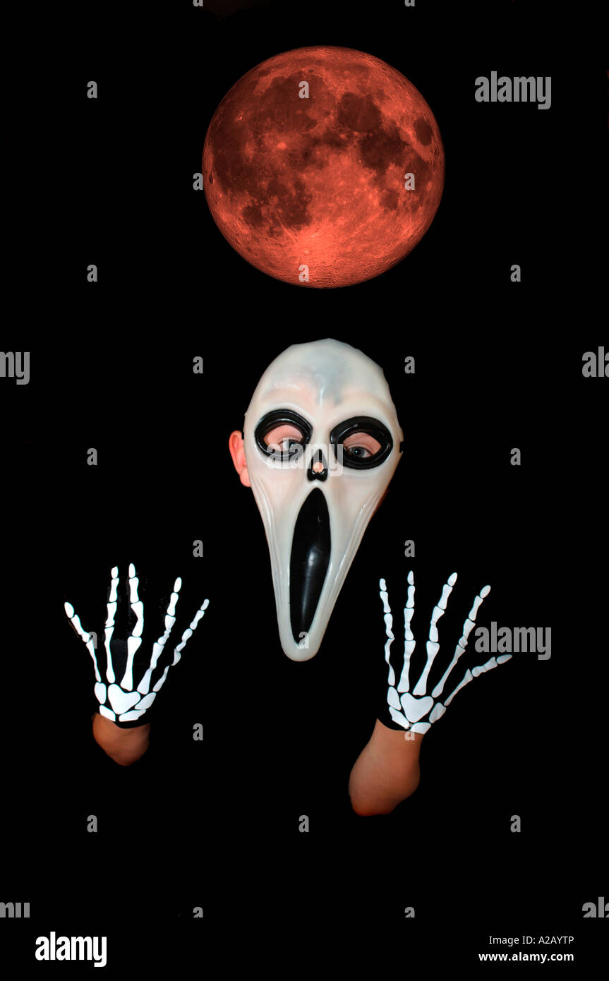 Junge verkleidet für Halloween, tragen ein Scary Movie Maske & Gloves.Also bekannt als alle Seelen Nacht Stockfoto