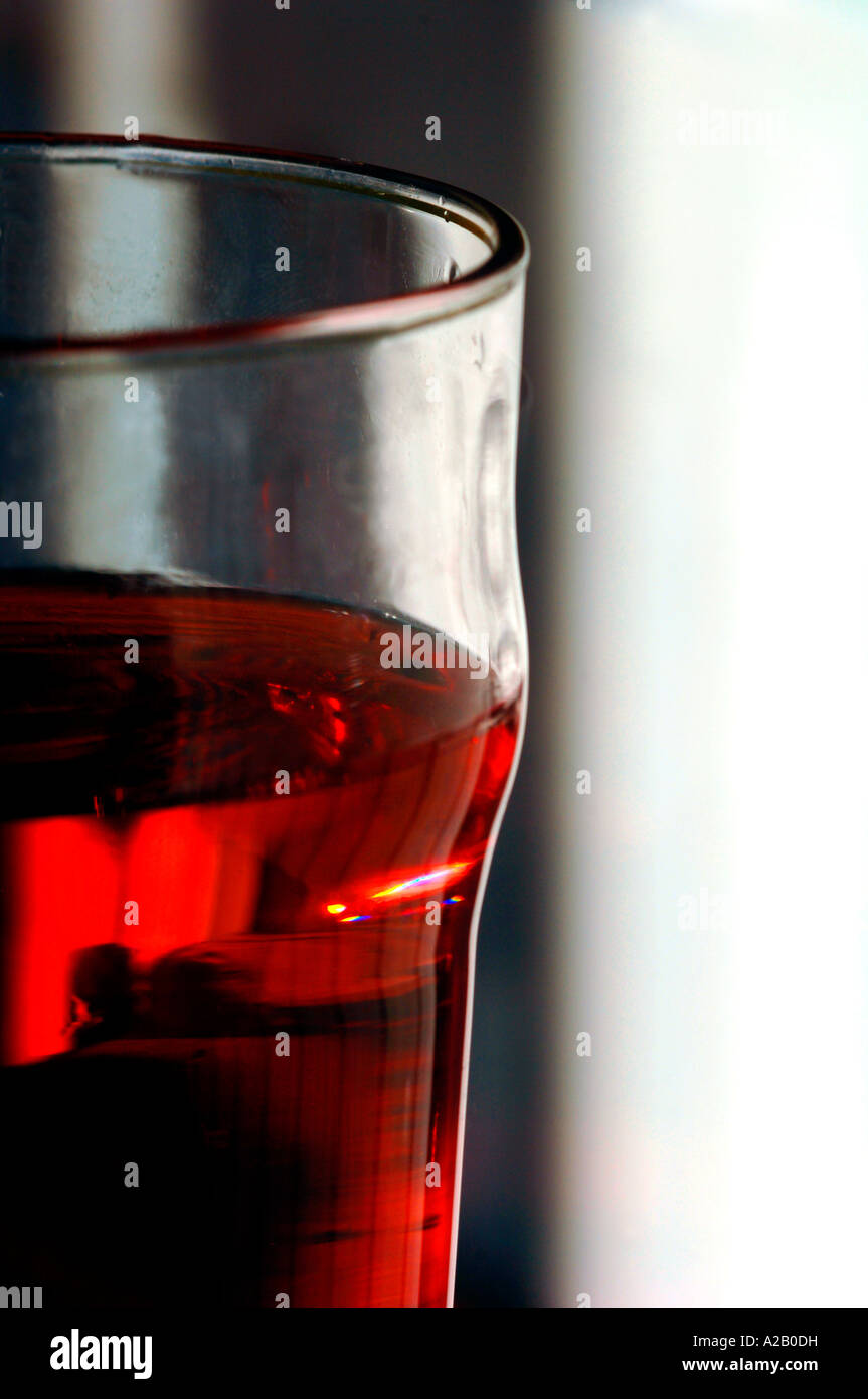 Stillleben mit einem Pint Glas mit einen roten farbigen Drink Stockfoto