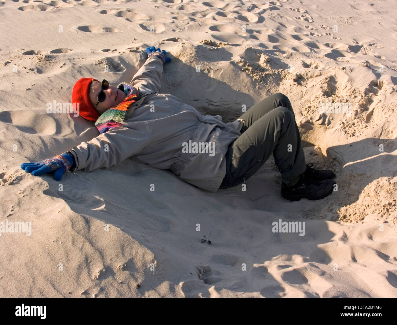 Herr Frau in warme Kleidung liegen in einem Loch im Sand am Strand von  Bansin Usedom Deutschland Stockfotografie - Alamy