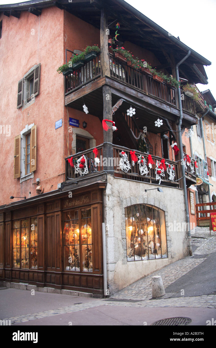 Annecy Frankreich Europa Euro Weihnachten Xmas Rhônes Alpes See haute Savoie alten Stadt Balkon Dekorationen traditionelle Stockfoto