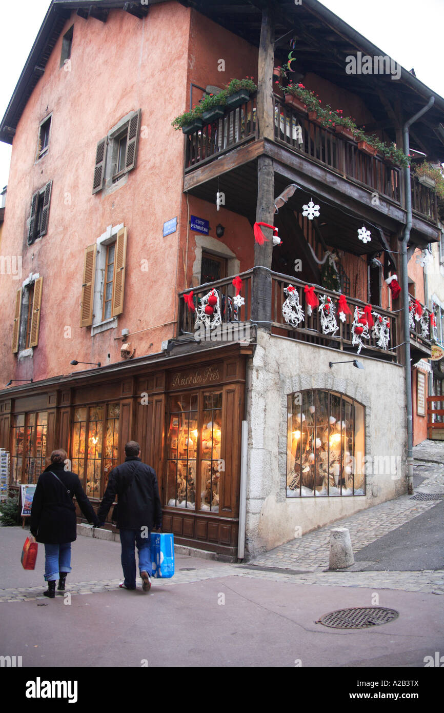 Annecy Frankreich Europa Euro Weihnachten Xmas Rhônes Alpes See haute Savoie alten Stadt Balkon Dekorationen traditionelle Stockfoto