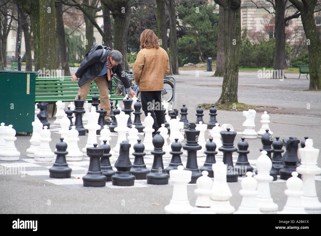 Genf-Schweiz-Riesen-Schach Spiel Park Parc des Bastions Freizeit Männer  spielen Stockfotografie - Alamy