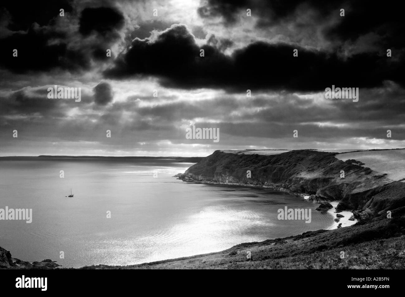 Black And White monochrome Ansicht der Lantic Bay Süd Cornwall England UK Stockfoto