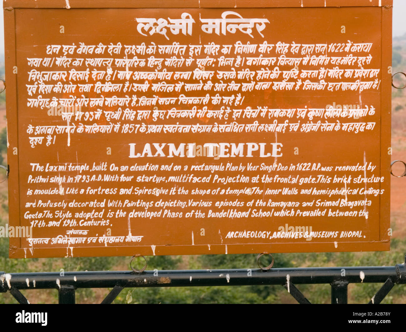 Zweisprachige touristischen Infotafel über 17. Jahrhundert Laxmi Narayan Hindu Tempel Orchha Madhya Pradesh, Indien Stockfoto