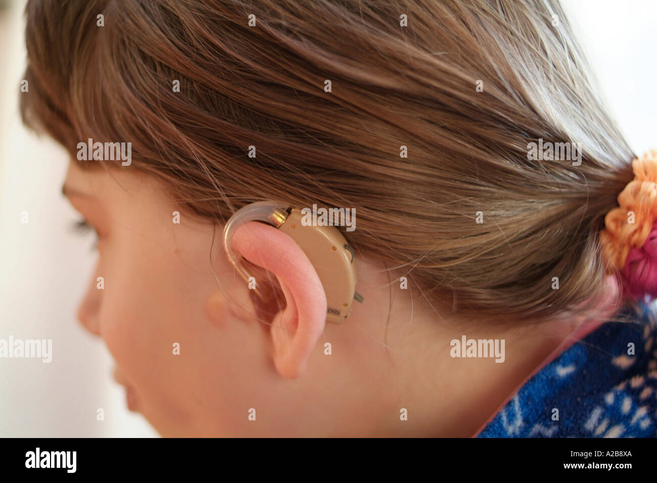 Kind mit Hörsystem Stockfoto
