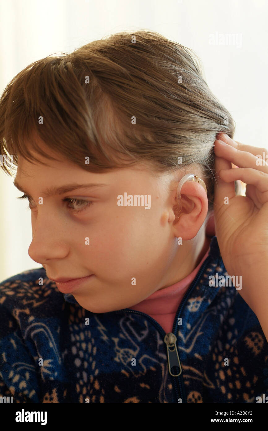 Kind mit Hörsystem Stockfoto