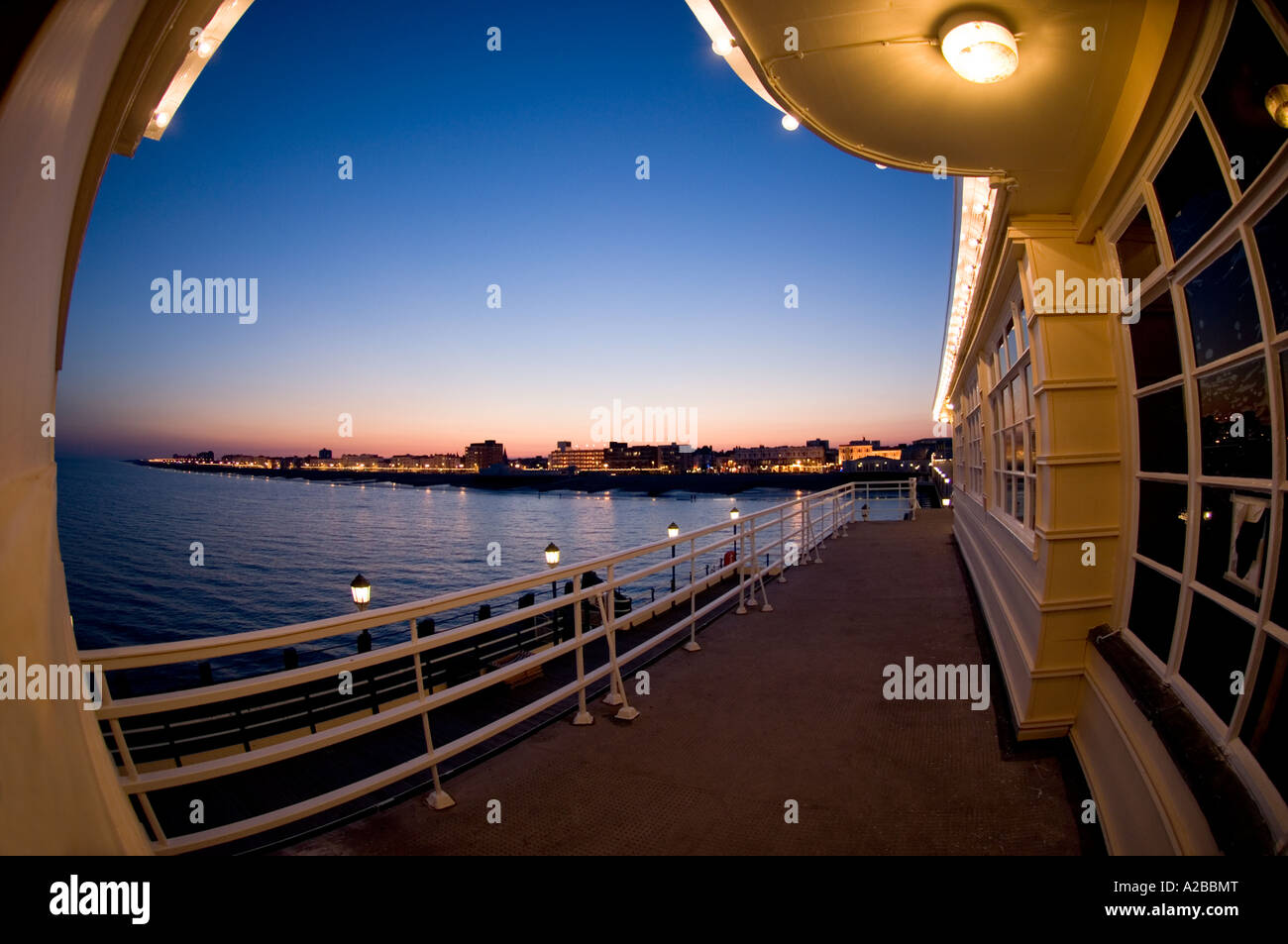 Blick von Worthing Pier bei Nacht Sussex UK Stockfoto