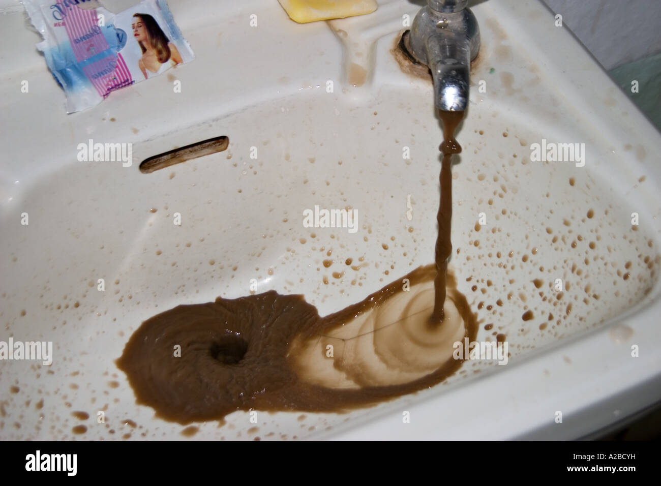 Schmutziges Wasser aus dem Wasserhahn in einem Motel in Äthiopien Stockfoto