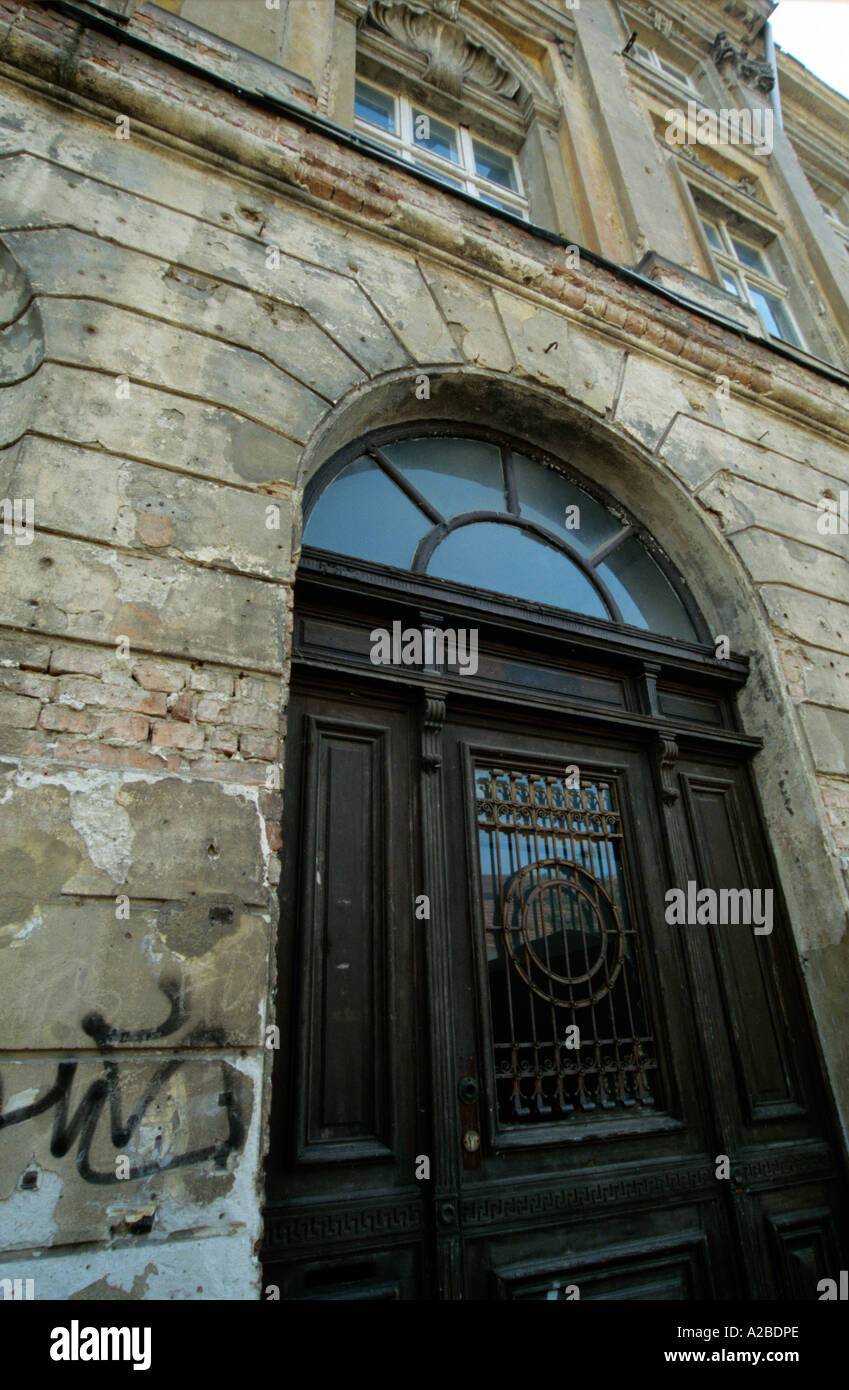 Eingang eines alten Gebäudes noch nicht restauriert Potsdam Berlin Deutschland Mitteleuropa Stockfoto