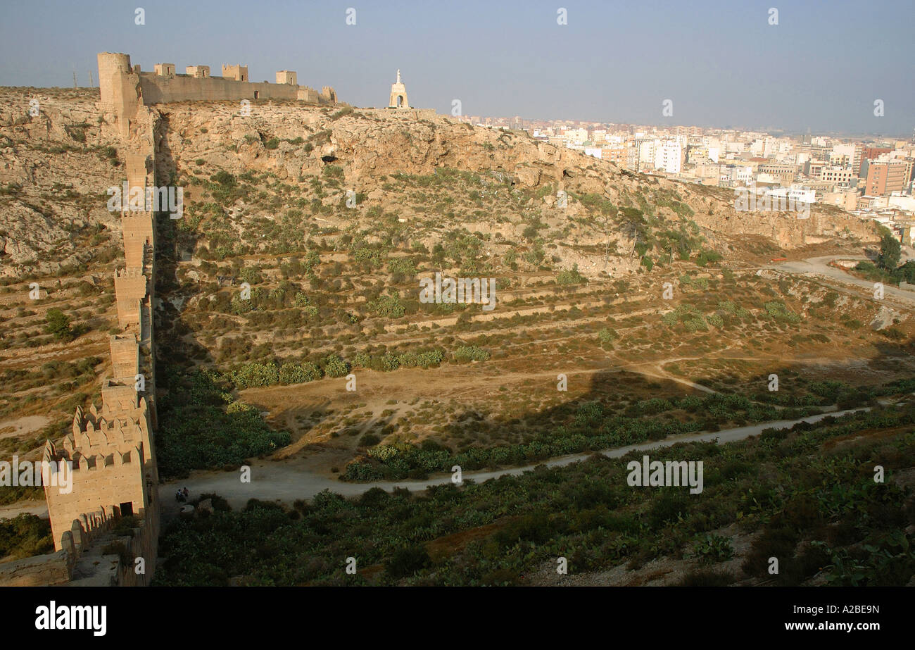 Panoramablick auf Alcazaba Festung Wände & Christus-Statue Almería Almeria Andalusien Andalusien España Spanien Iberia Europa Stockfoto