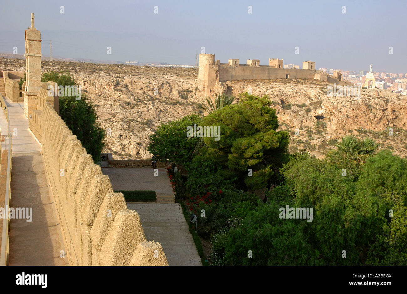 Panoramablick auf Alcazaba Festung Wände & Christus-Statue Almería Almeria Andalusien Andalusien España Spanien Iberia Europa Stockfoto