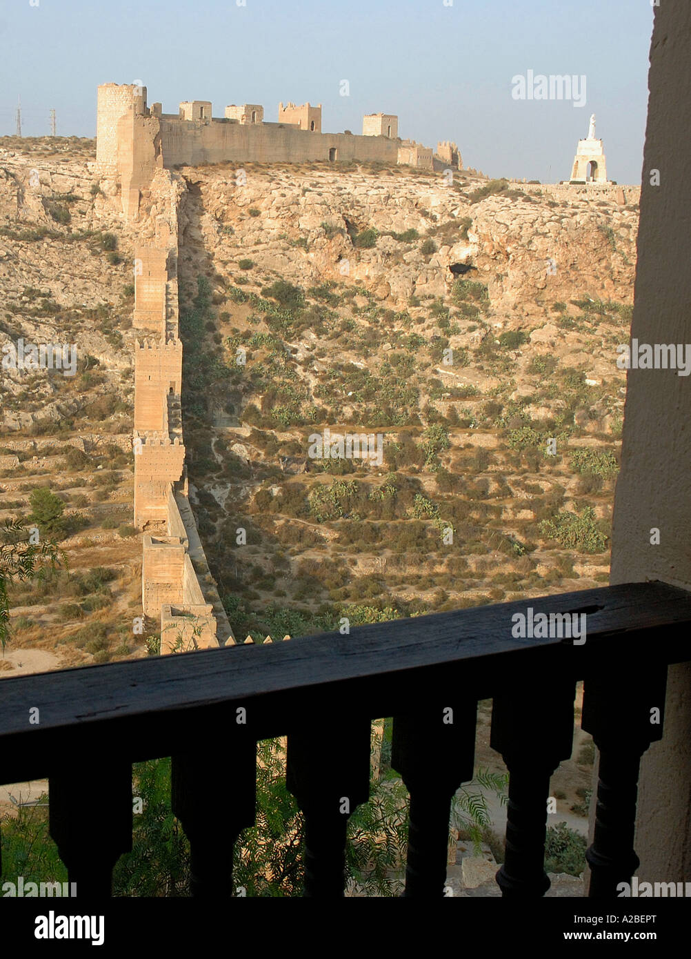 Panoramablick auf Alcazaba Festung Wände & Christus-Statue Almería Almeria Andalusien Andalusien España Spanien Iberia Europa Stockfoto
