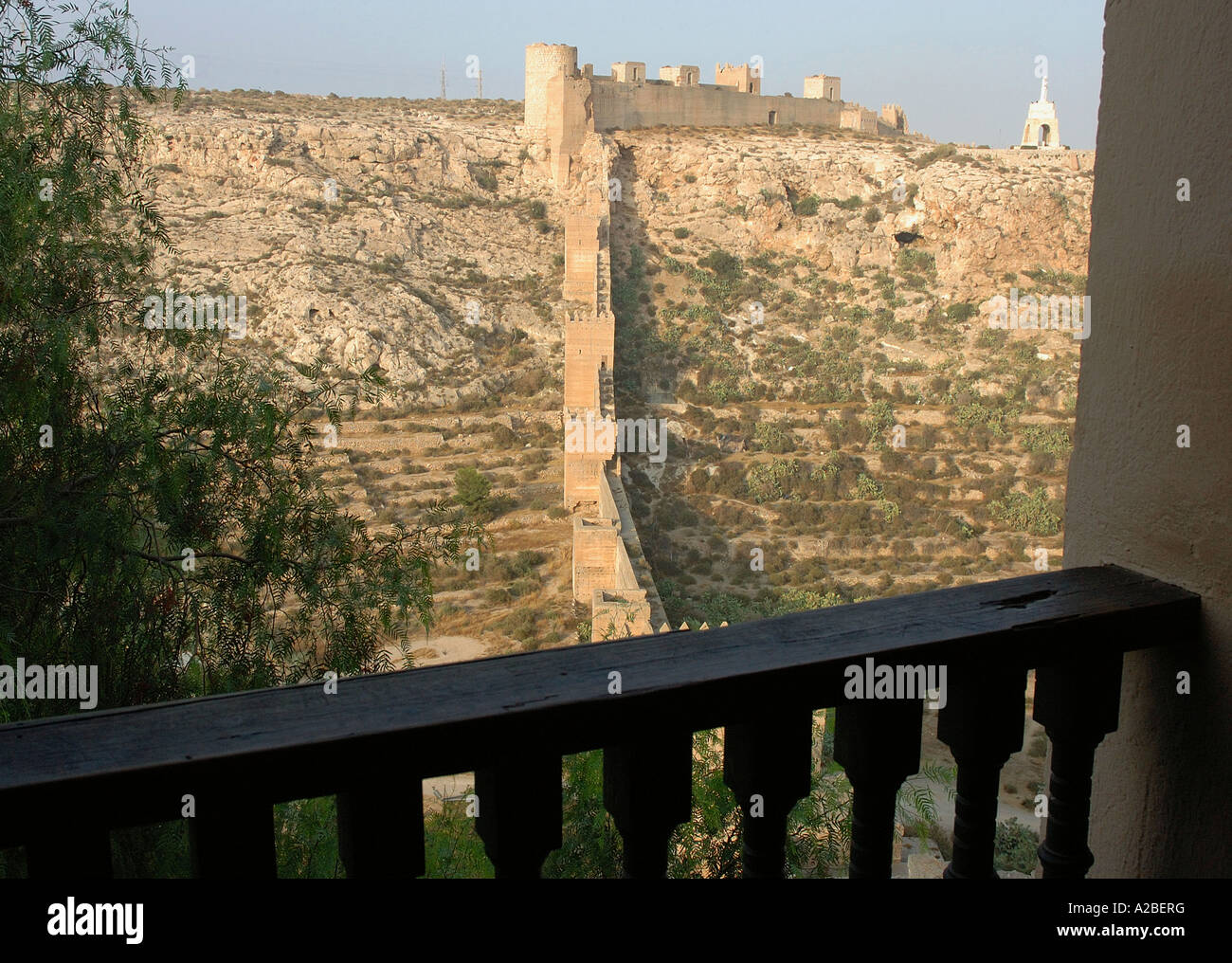 Panoramablick auf Alcazaba Festung Wände & Christus-Statue Almería Almeria Andalusien Andalusien España Spanien Iberia Europa Stockfoto