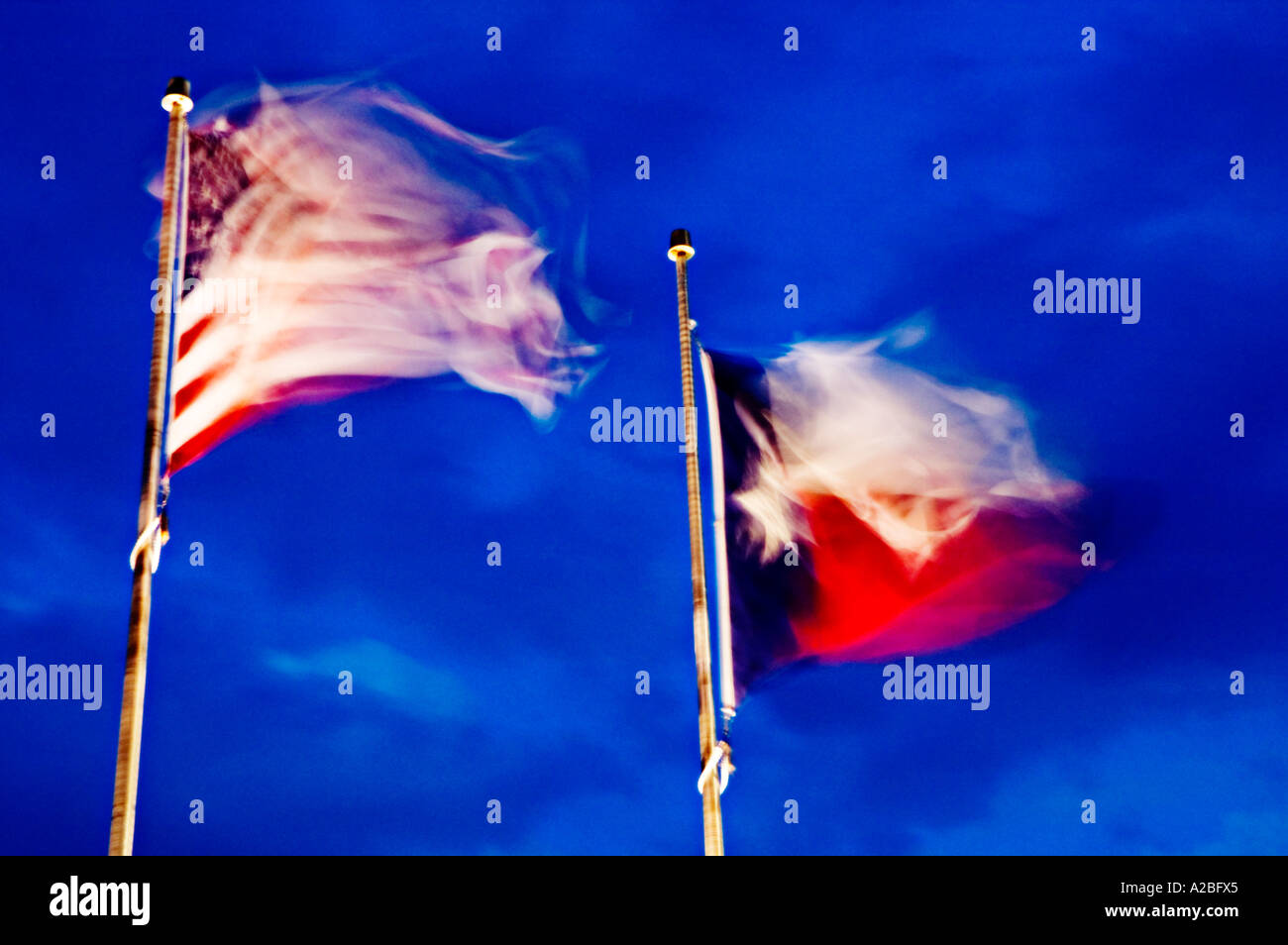 Texas und uns Flaggen Langzeitbelichtung in orkanartigen Winden Stockfoto