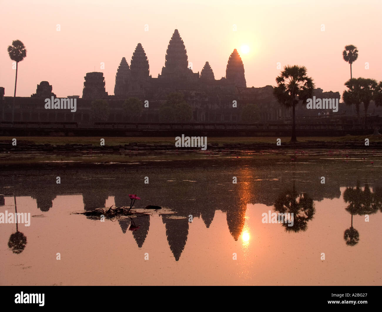 Kambodscha Siem Reap Angkor Wat Dawn Sonnenaufgang über die zentralen Tempel Türme spiegelt sich in der North Pond Stockfoto